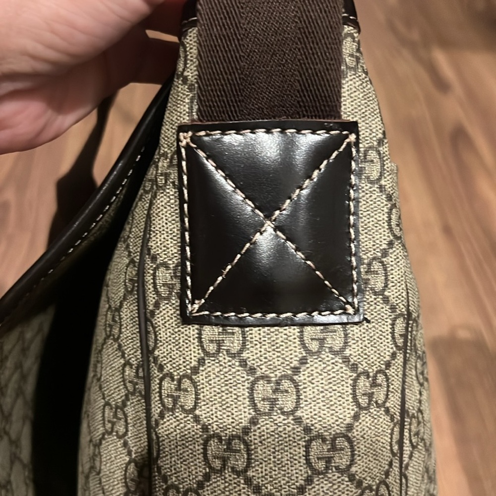 A407- 💯 % authentic Gucci crossbody bag - Picture 9 of 16
